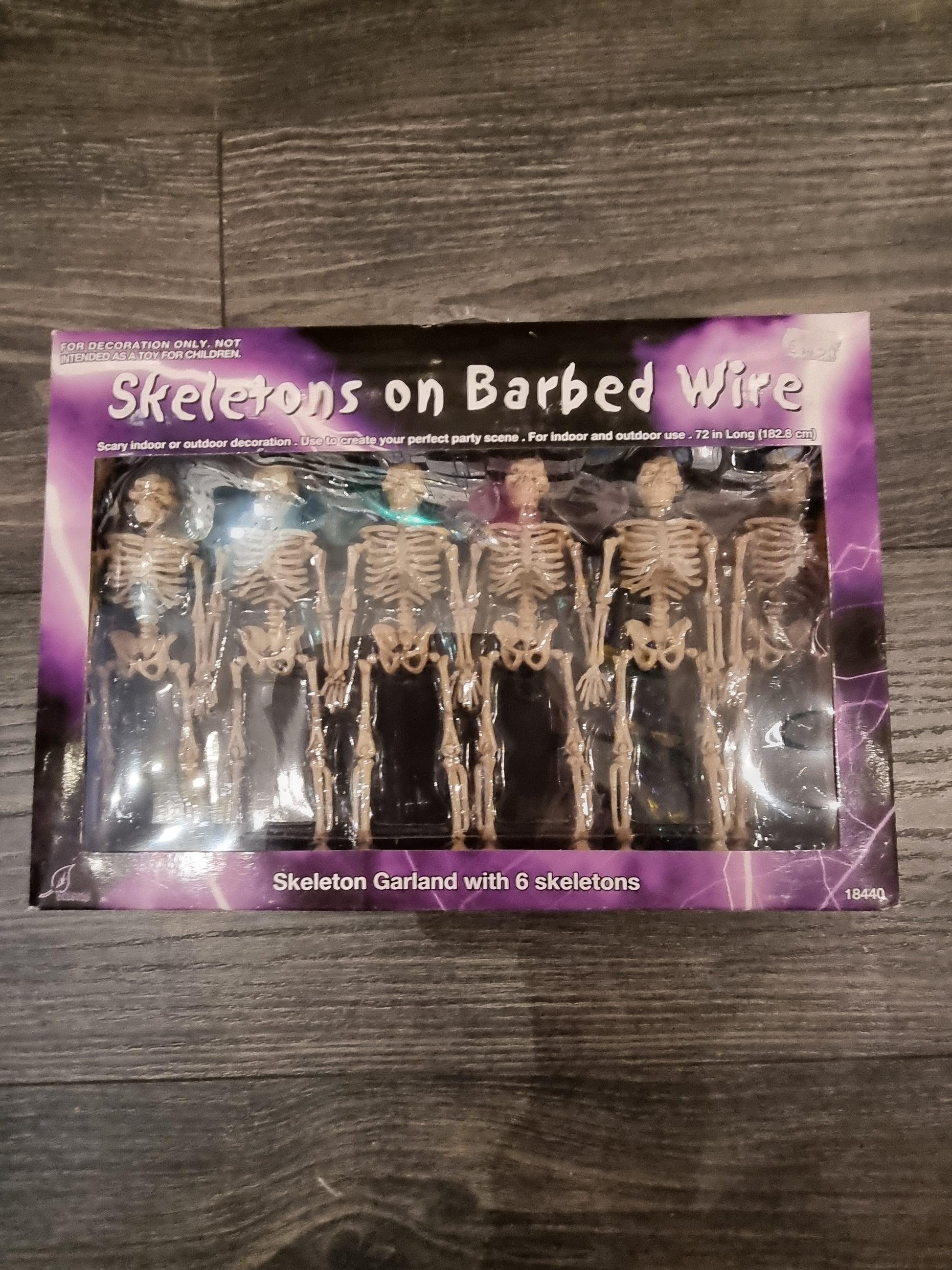 Afbeelding van Skeletons on barbedwire