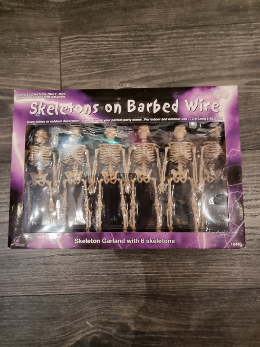 Afbeelding van Skeletons on barbedwire